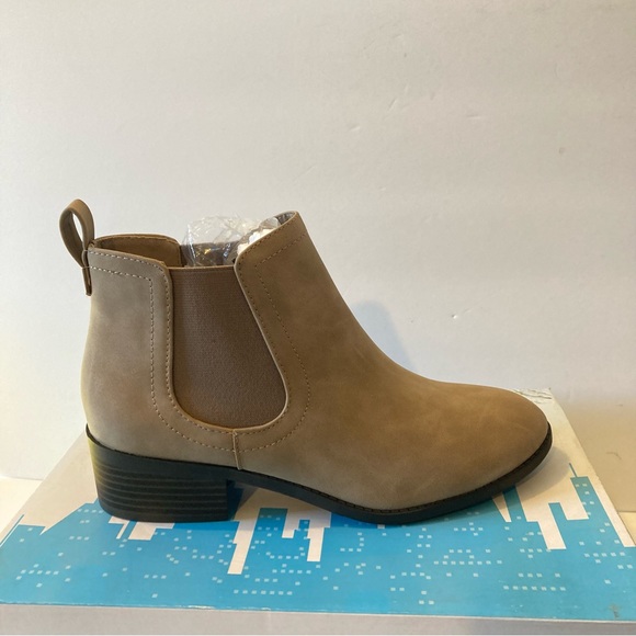 NWT Faux suede ankle boots - Picture 1 of 5